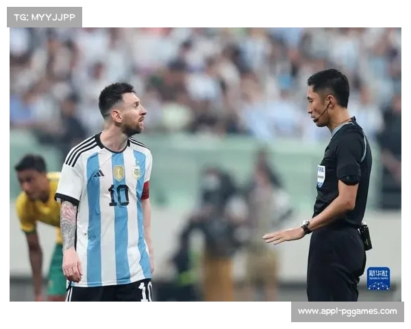 阿根廷主帅斯卡洛尼戴手套捧杯，FIFA主席道歉纠错